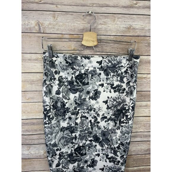 Mack Liam Medium Floral Pencil Skirt Pull On Gray White Roses Stretchy - Picture 7 of 11